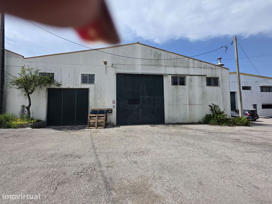 Armazém de 500m² com escritórios e estacionamento