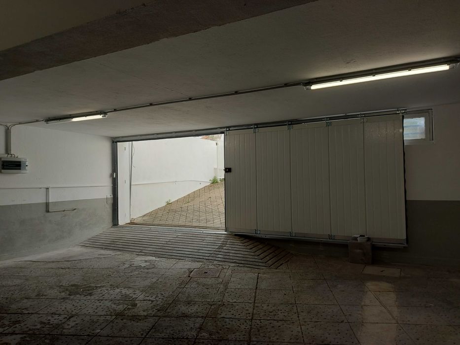 Armazém Amplo com 136m² e Luz Natural – Junto ao Metro de Francos