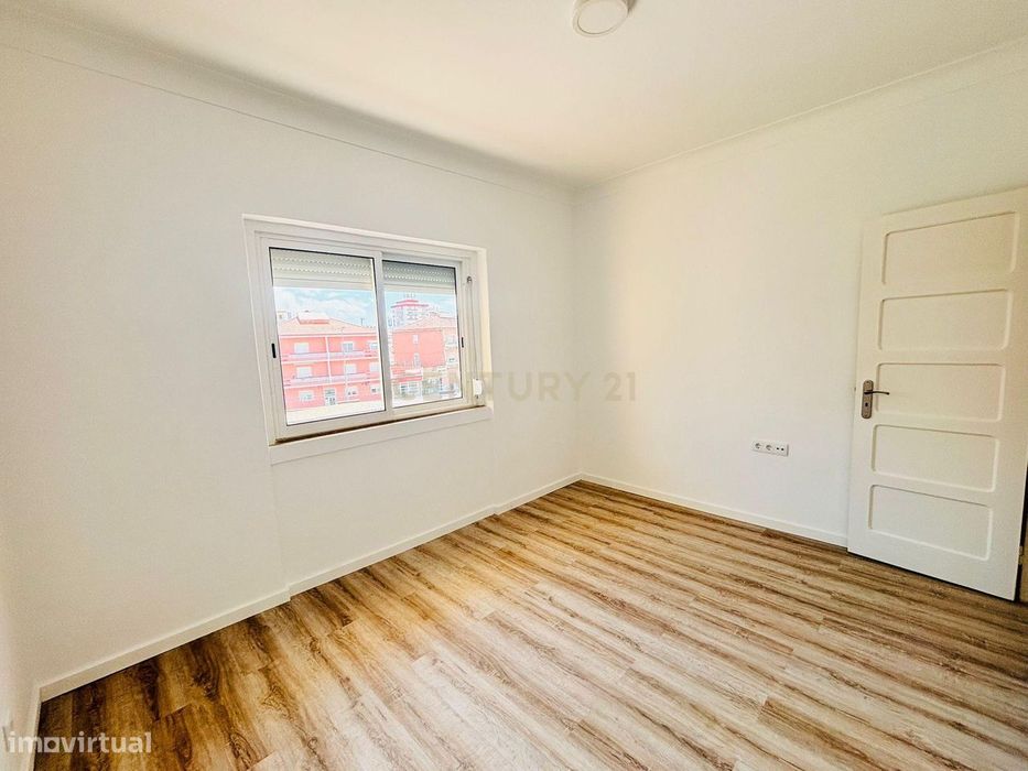 Arrendamento T2 Renovado em Almada com Varanda e Luz Natural
