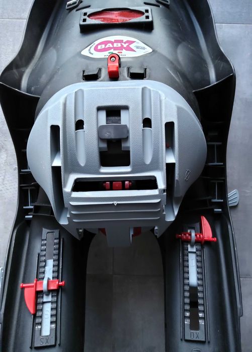 Fotelik rowerowy tylny Okbaby 10+ czarno szary