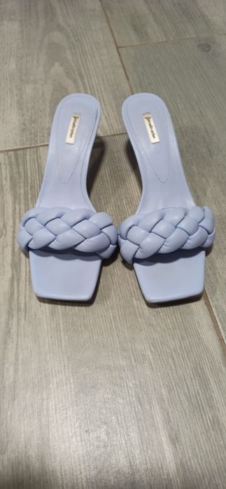 Klapki poszukiwane Stradivarius