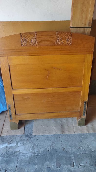 Stare łóżko drewniane