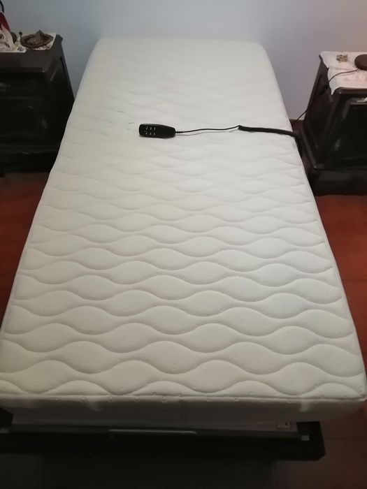 Cama articulada elétrica com comando