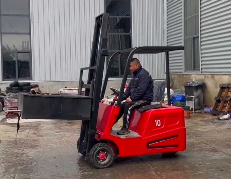 Навантажувач вилковий, новий.