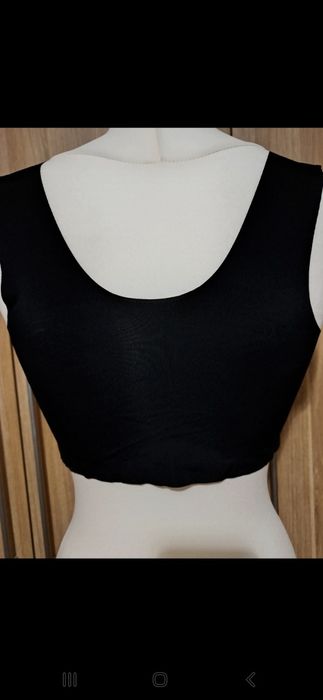 Czarny biustonosz bezszwowy.