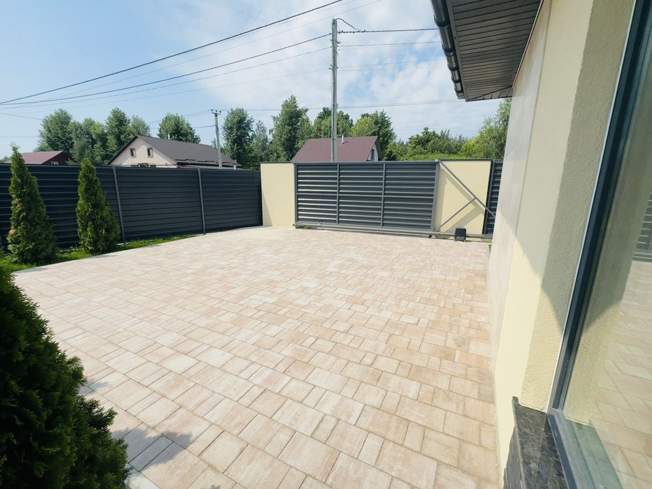 Продаж будинку з терасою та лісом поруч