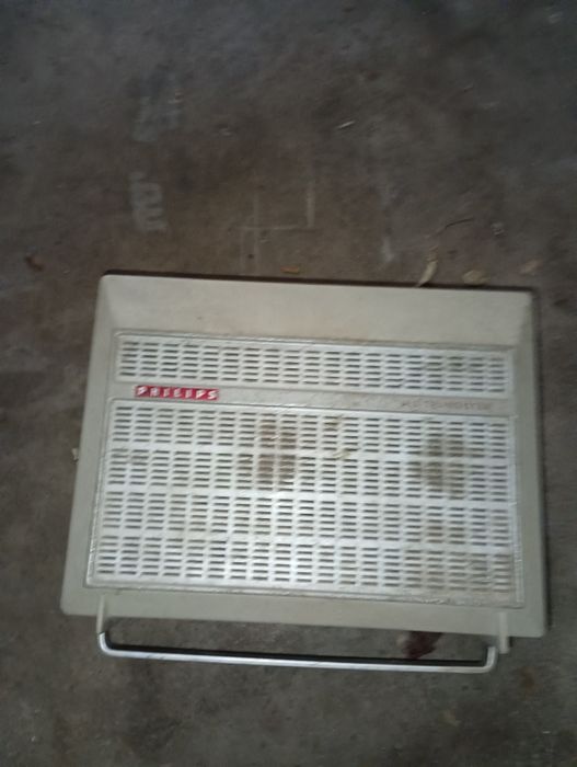 Duas aparelhagems antigas  portátil de discos de vinil e outra de fita