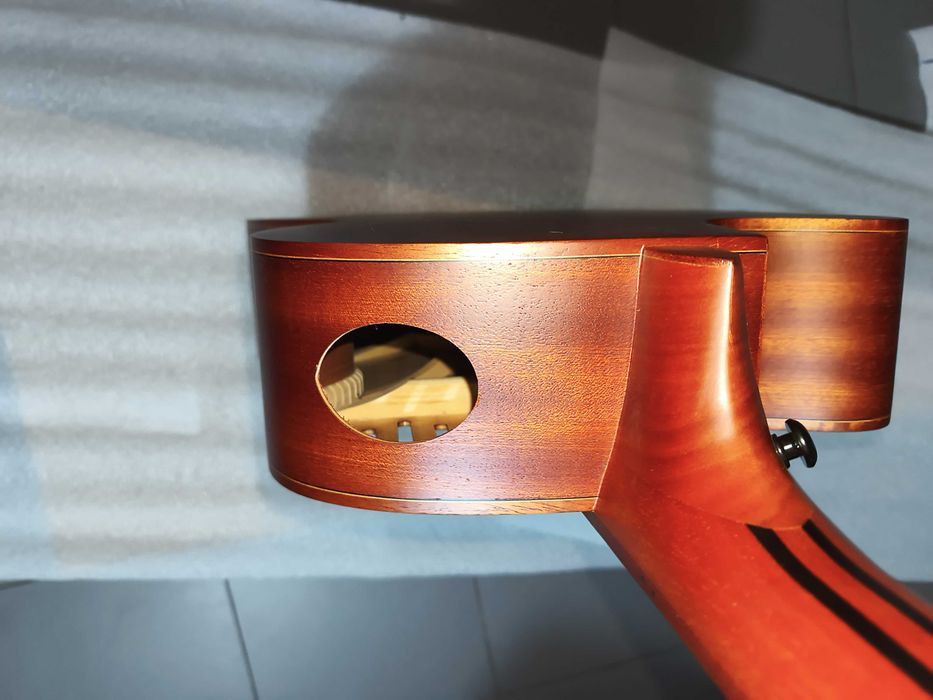 Guitarra acústica castanha