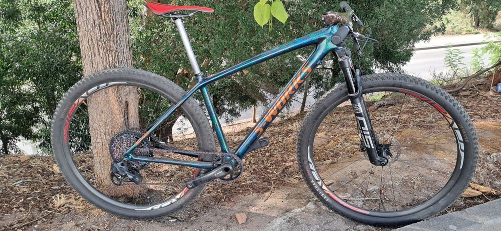 Btt super equipada com axs rodas e carbono e sid