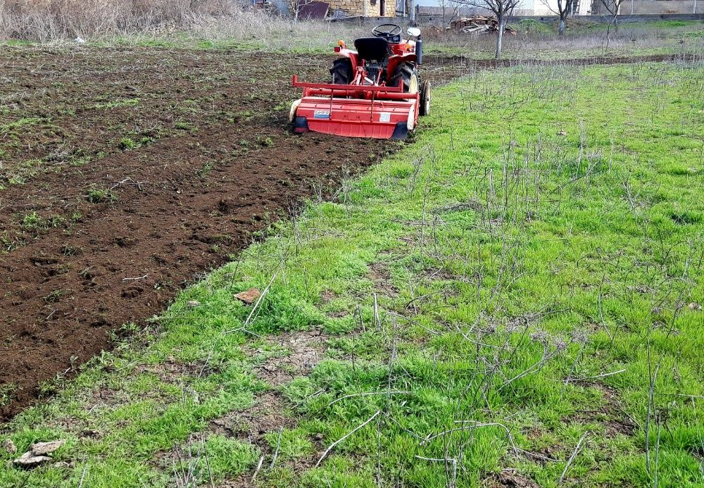 Вспашка земли минитрактором