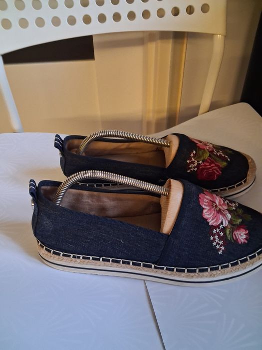 Jeansowe z haftem espadryle