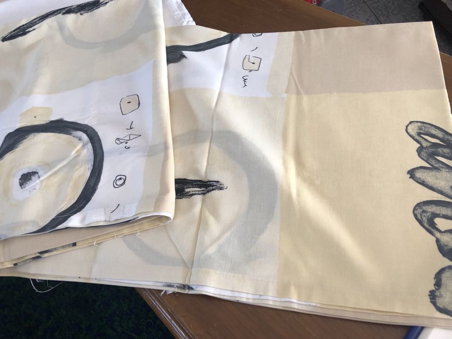 2 lencois 1 liso amarelo outro amarelo e e branco eatampsdo com letras