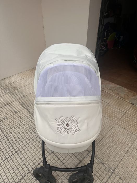 **Vendo carrinho de bebé usado em bom estado, com alguns sinais de uso**