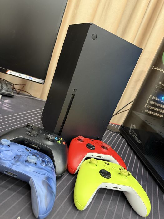 Xbox series X і 4 геймпади