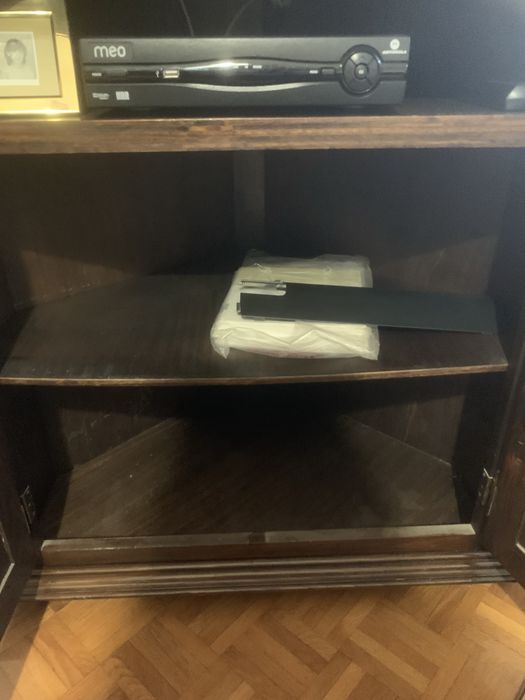 Móvel de canto para televisão.