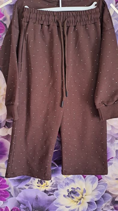 Костюм для дівчинки в камінчики