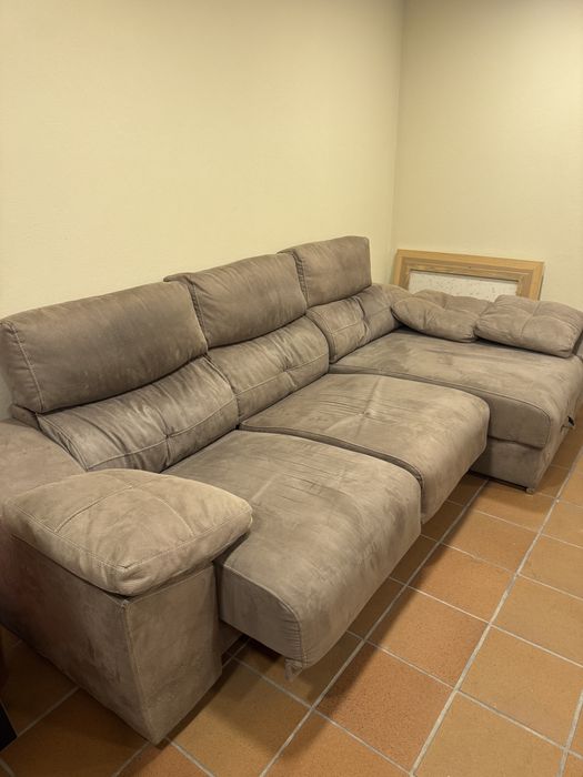 Sofa grande com castanho aveludado.