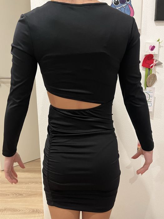 Vestido preto tubo Tiffosi | Justo | Com recorte na barriga