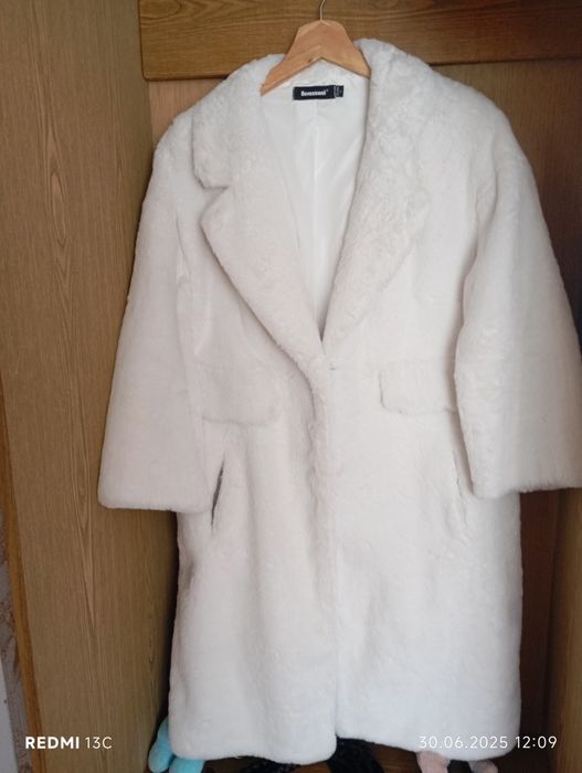 Біла шубка автоледі