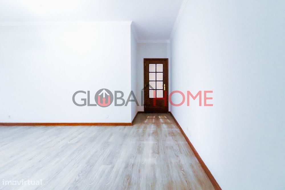 Apartamento T1 Renovado ao centro de Canelas