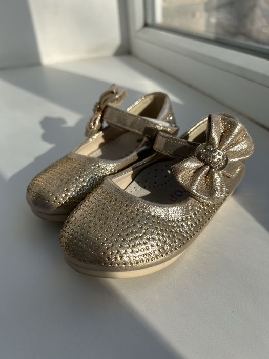 Продам дитячуі туфельки