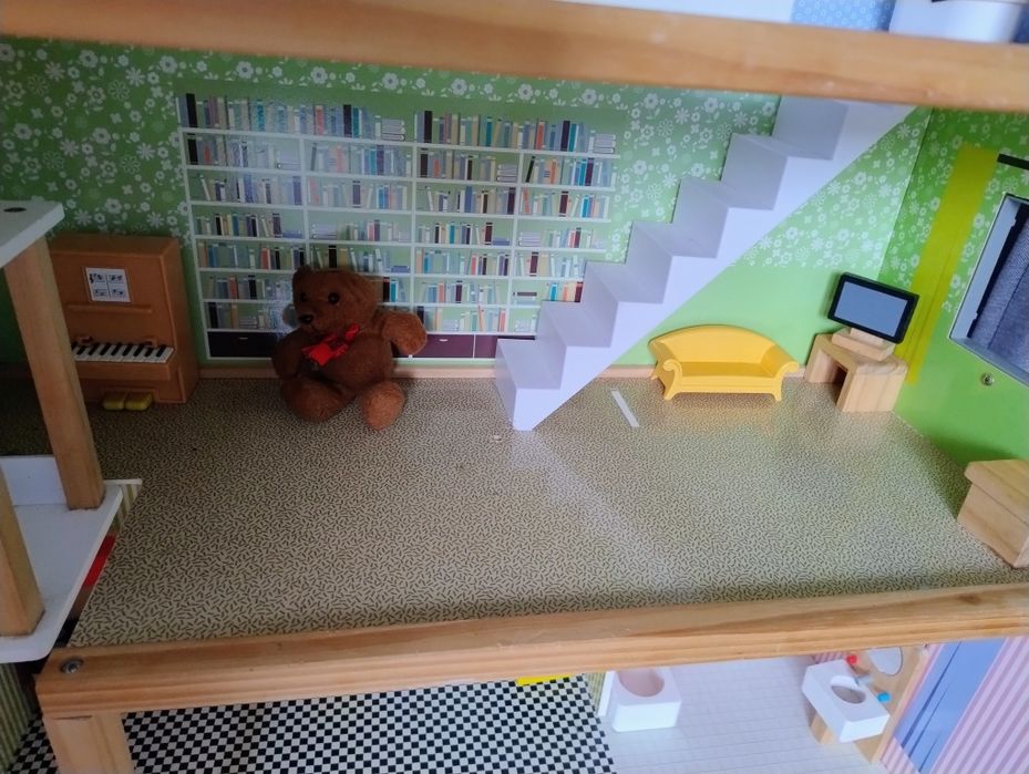 Domek drewniany z mebelkami drewnianymi i windą