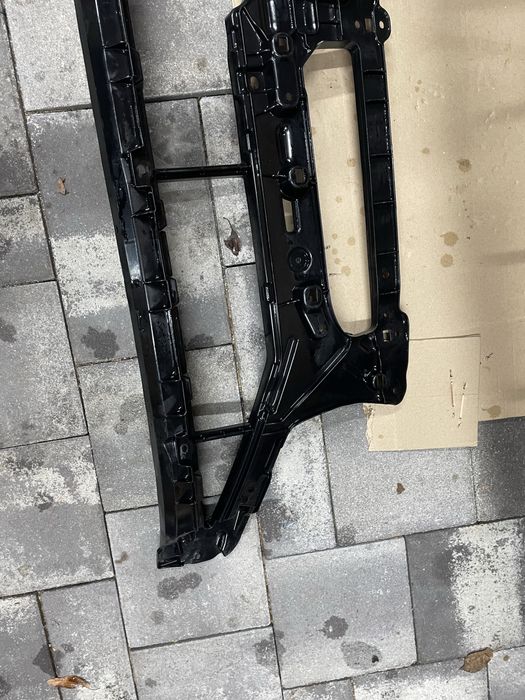 Решітка бампера нижня веутрішня Audi etron 4 ke