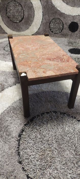 Mesa de centro em madeira e mármore