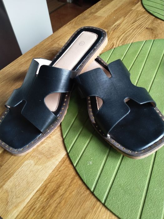 Czarne klapki hermeski rozm. 39