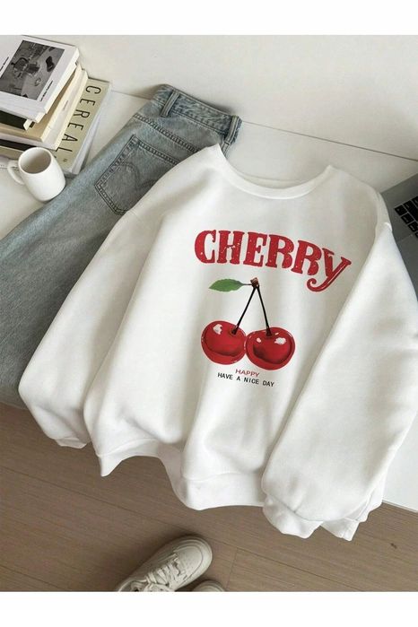 Biała bluza z nadrukiem wiśnie i luźnym fasonem m 5ia