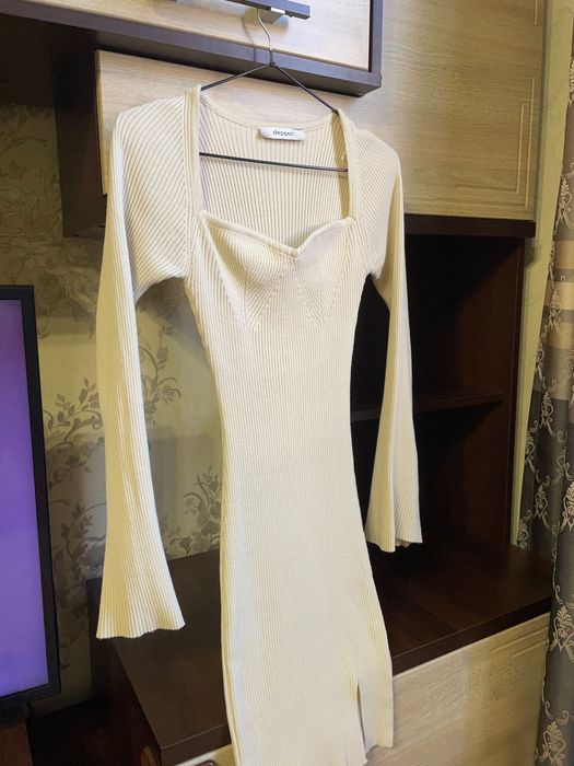 Молочна сукня з розрізом