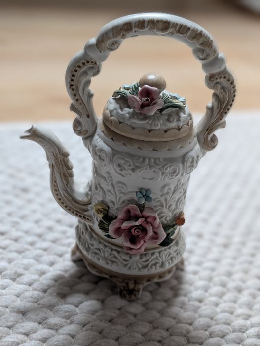 Sprzedam zabytkowy czajnik.