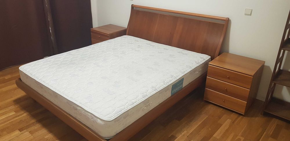 Cama de casal e moveis de quarto