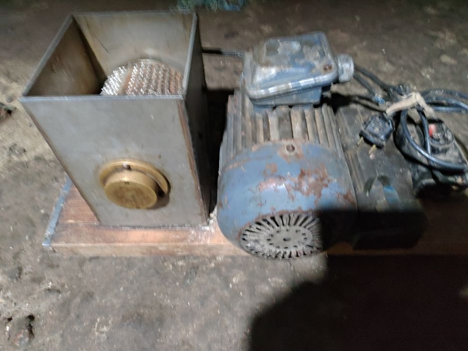 Електротертка для яблук з двигуном