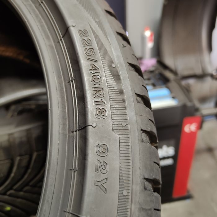 225/40/18 XL Sprzedam parę opon całorocznych Bridgestone