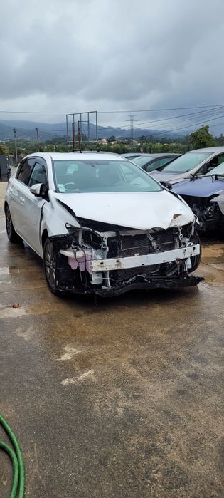 Toyota auris hybrid 2015