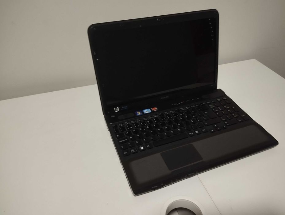 Portátil Usado com boas condições para estudo e lazer geral.