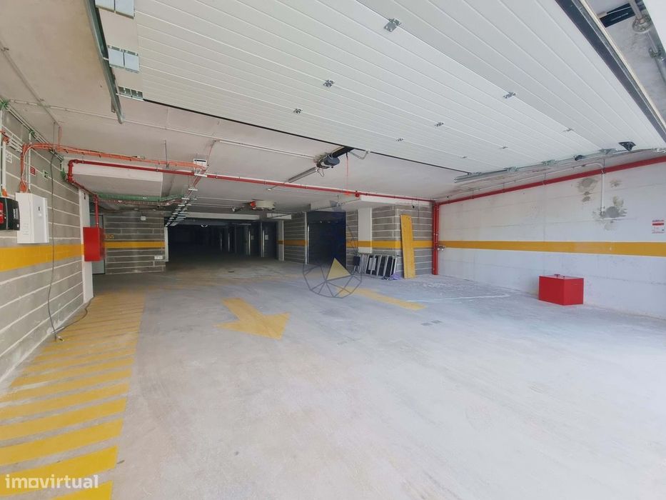 Garagens Box à Venda em Portimão — de 16 m² a 28 m², entre a estação d