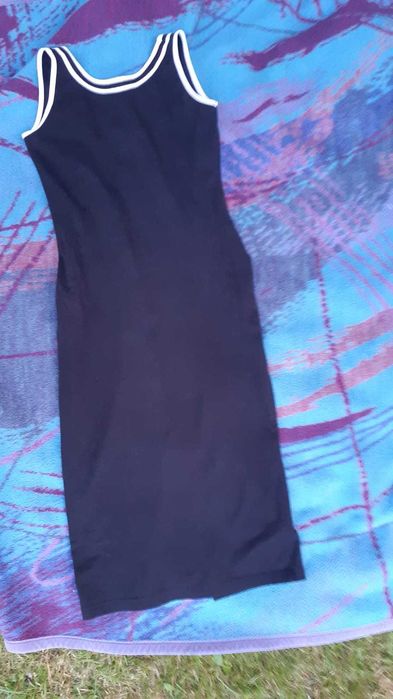 Sukienka czarna z dekoltem