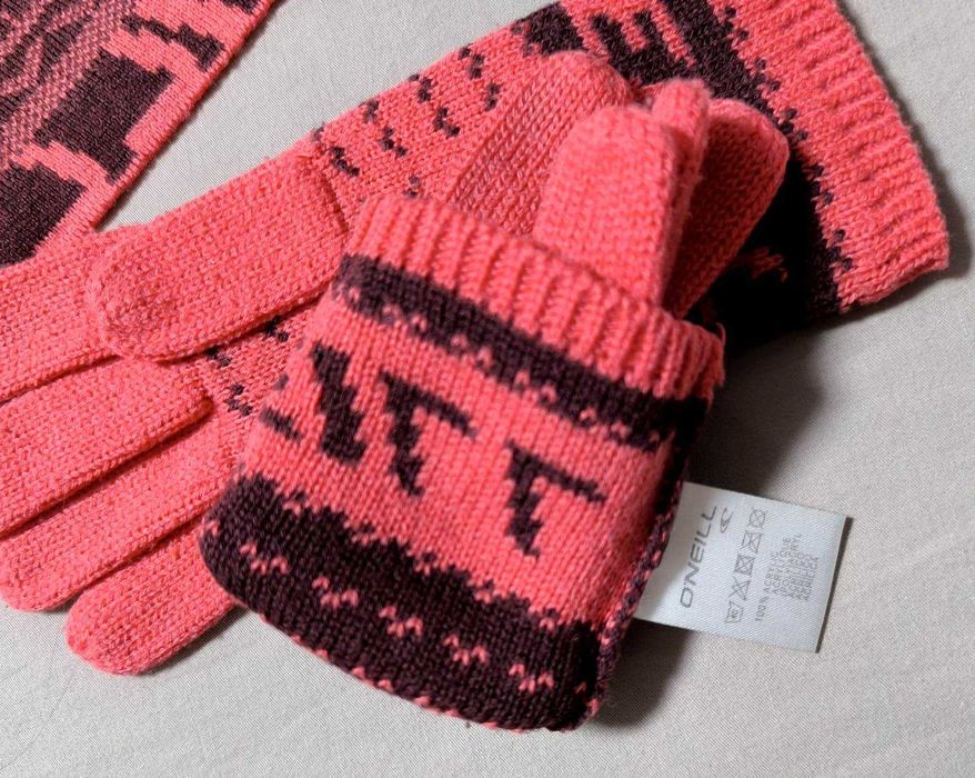 Жіночий рожевий комплект від бренду O'Neill (шапка, рукавички, шарф)