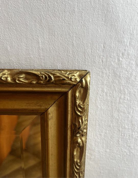Lustro w drewnianej ramie koloru zlotego