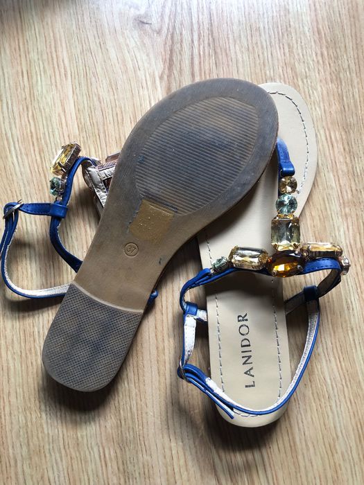 Sandálias azuis com pedras