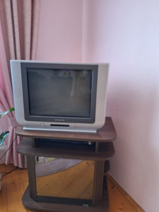 Тумба та телевізор