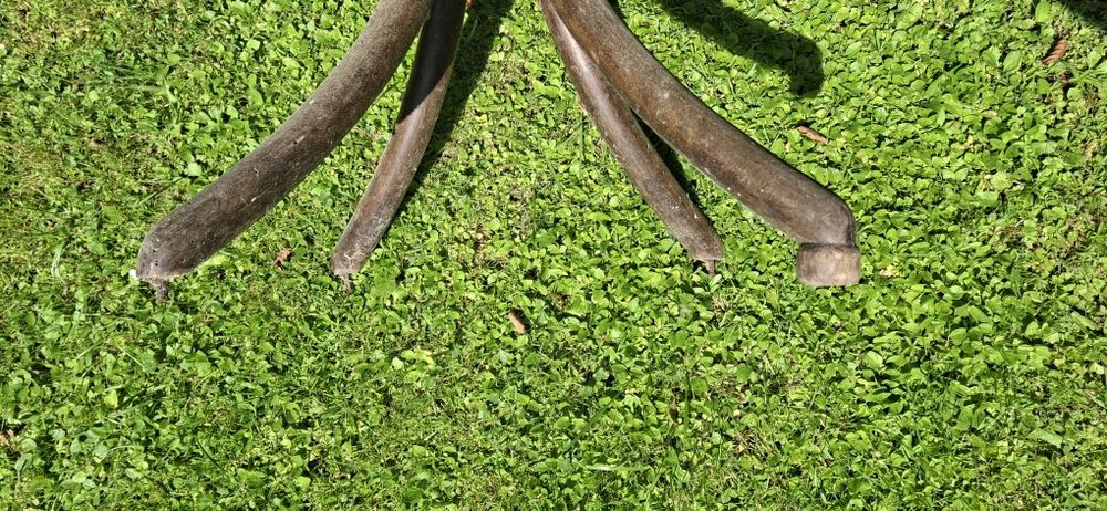 Stary drewniany stojący wieszak