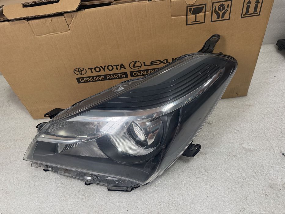 Фара левое сторона toyota yaris 811700DA30