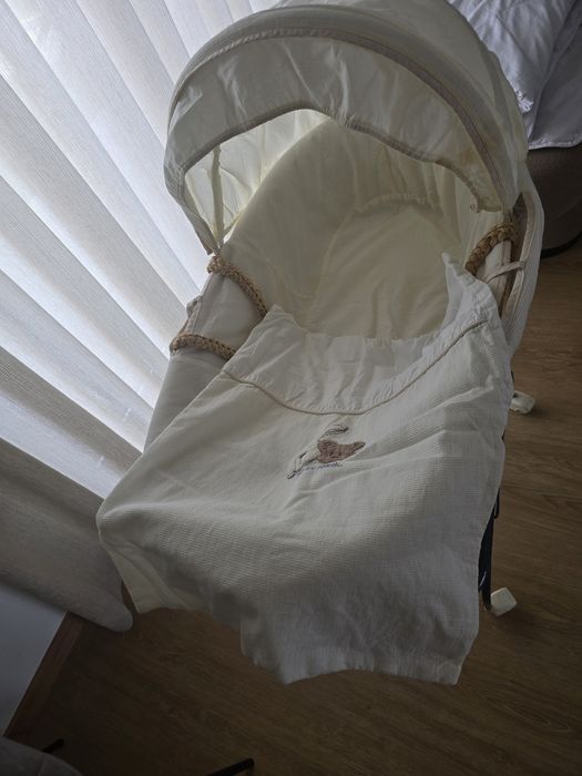 Berço  em verga com suporte com rodas