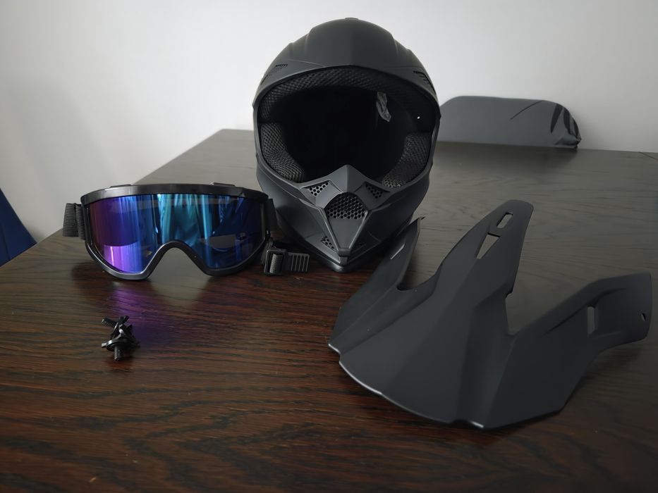czarny, matowy kask typu cross/enduro