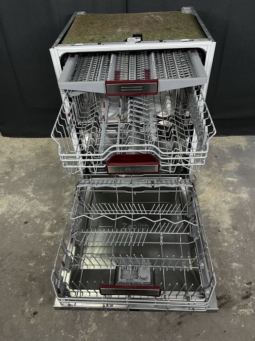 Вбудована посудомийна машина Neff з проекцією