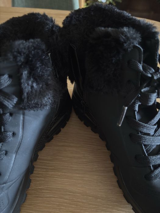 Botins Sheckers, impermeáveis, pretos, forrados.