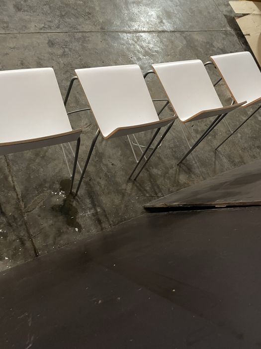 Bancos brancos lacados